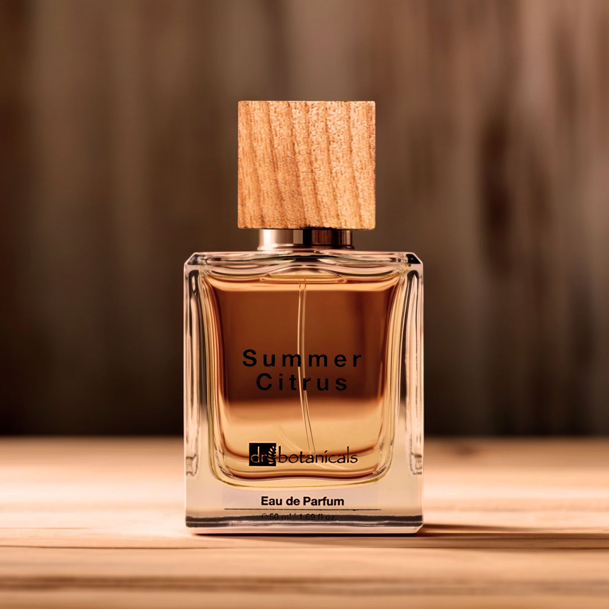 Parfümflakon mit Holzverschluss. Aufschrift: Summer Citrus, Eau de Parfum. Marke: Dr Botanicals.