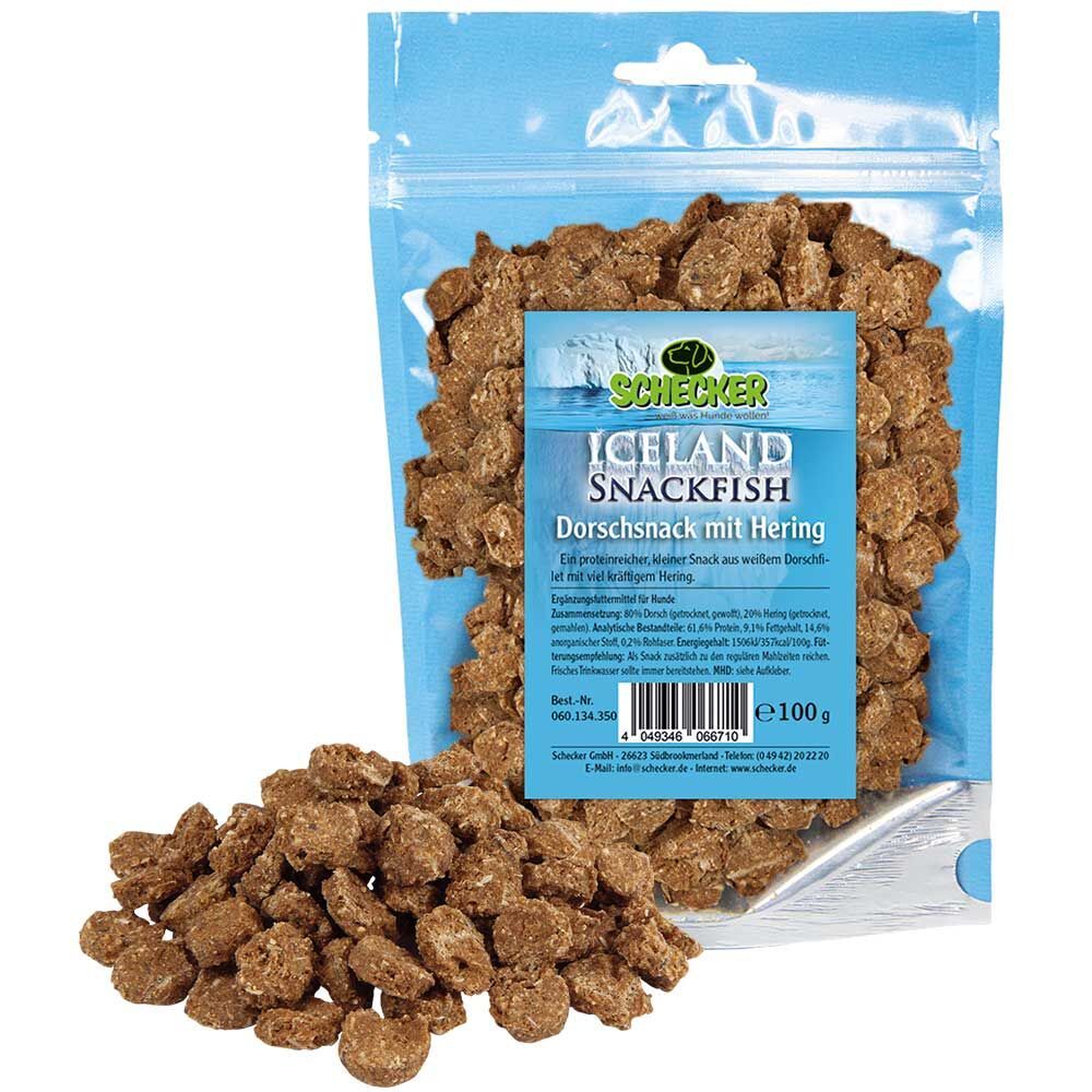 Verpackung mit Hundesnacks. Aufschrift: Schecker ICELAND Dorschsnack mit Hering. 100g.