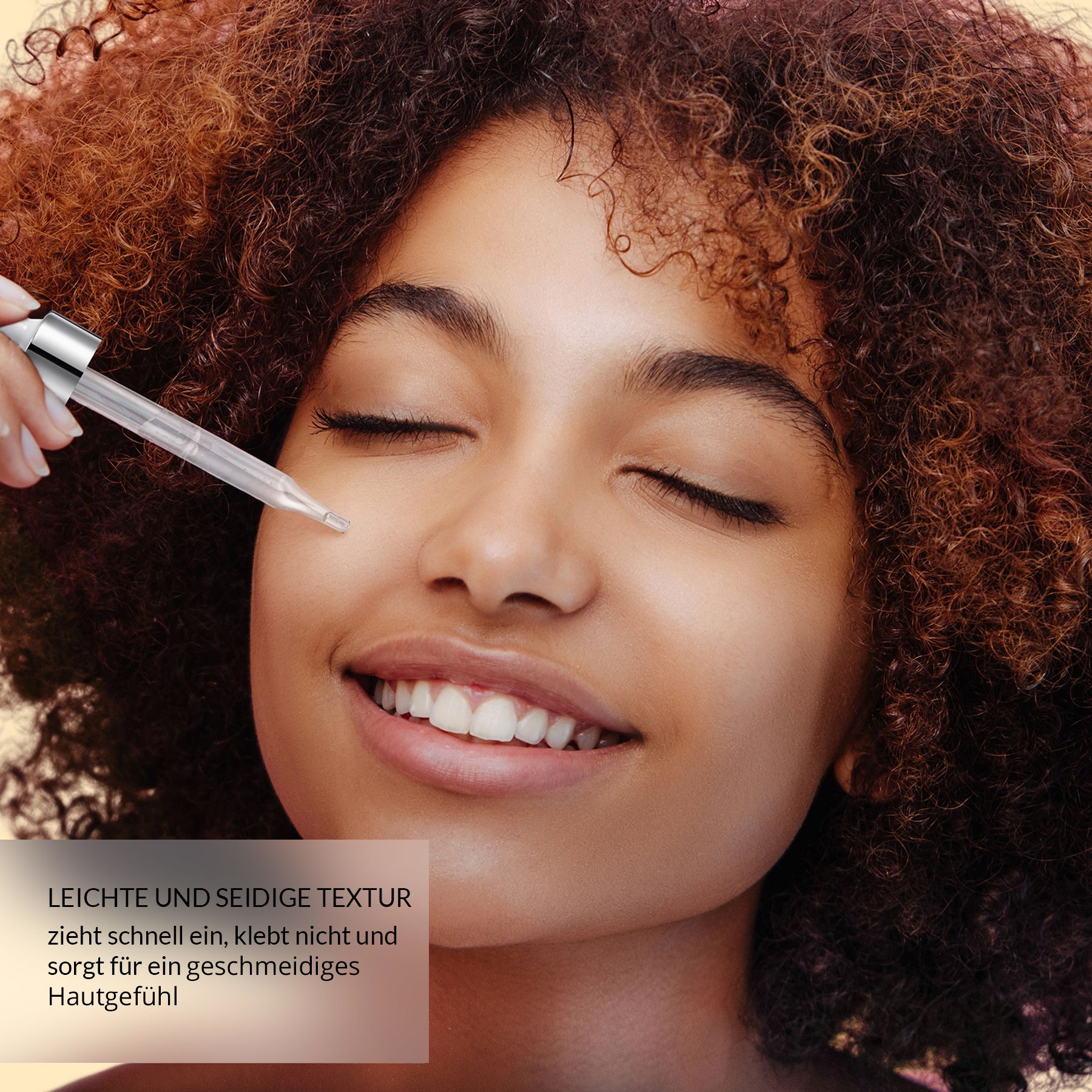 Frau mit Serum. Text: Leichte und seidige Textur. Zieht schnell ein, klebt nicht und sorgt für ein geschmeidiges Hautgefühl.