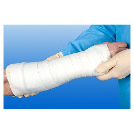 Arm mit weißer Trikotschlauchbinde. Person in blauer Kleidung und Handschuhen wickelt den Arm ein.