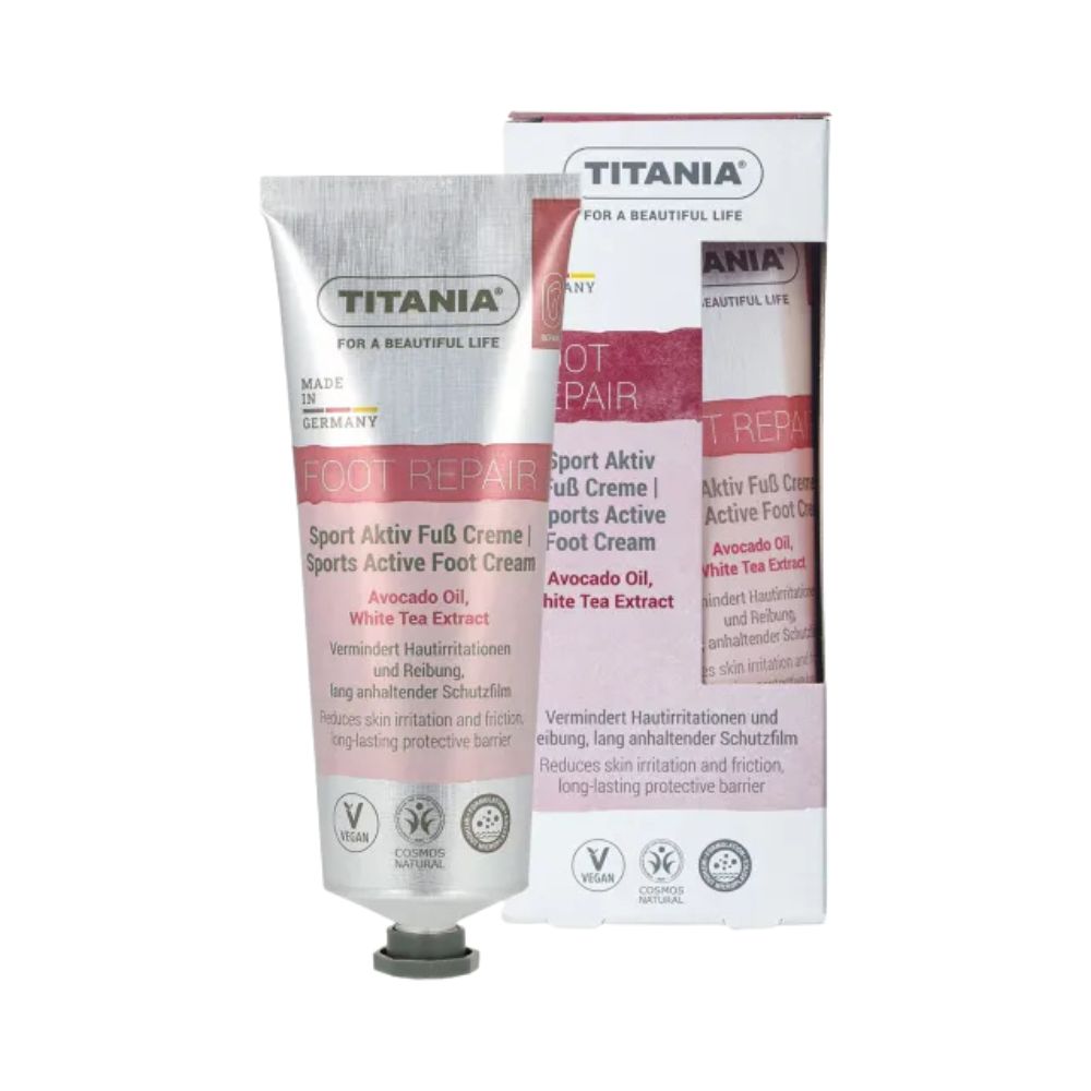Creme-Tube und Verpackung. Aufschrift: TITANIA, FOOT REPAIR, Sport Aktiv Fuß Creme. Enthält Avocadoöl und weißen Tee-Extrakt. Vegan.
