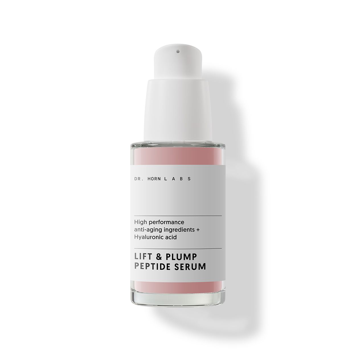 Serumflasche mit weißem Spender und rosa Flüssigkeit. Beschriftung: DR. HORN LABS, LIFT & PLUMP PEPTIDE SERUM.