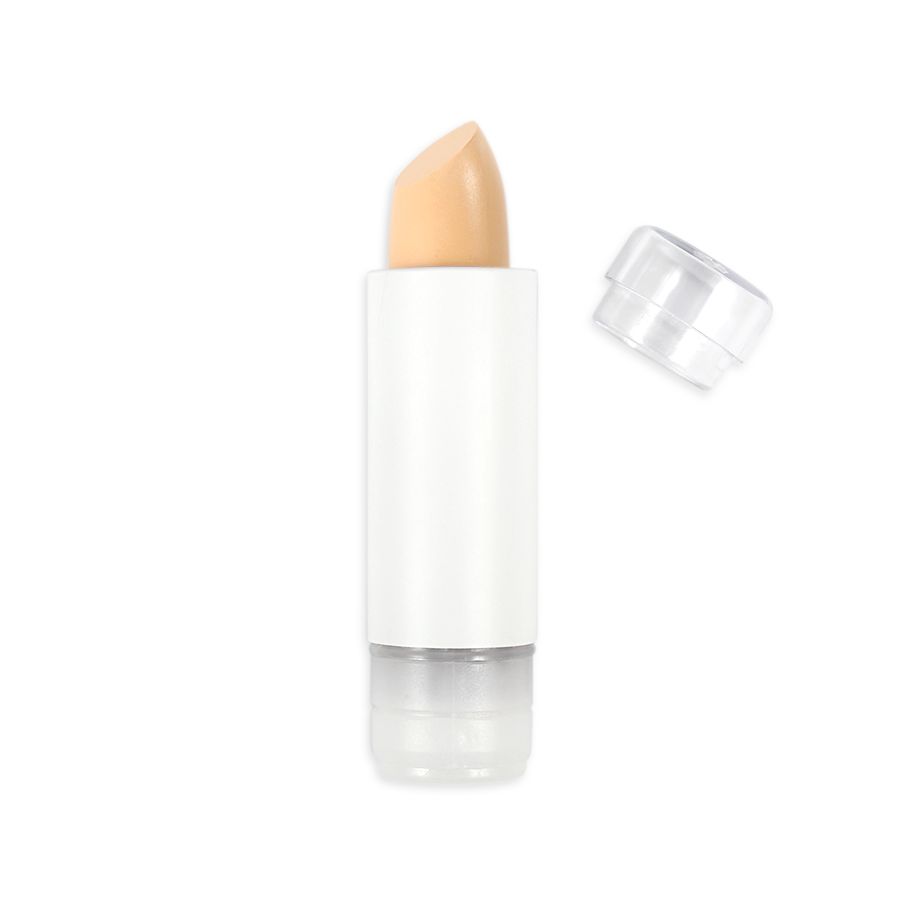 Concealer-Stick mit abgeschrägter Spitze. Weißer Behälter mit transparentem Deckel.