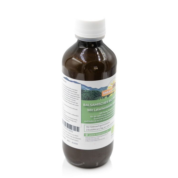 Braune Glasflasche mit weißem Deckel. Etikett mit Text und Logo. Aufschrift: Balsamischer Bio Propolis Sirup. Bio-Zertifizierung. 200 ml.