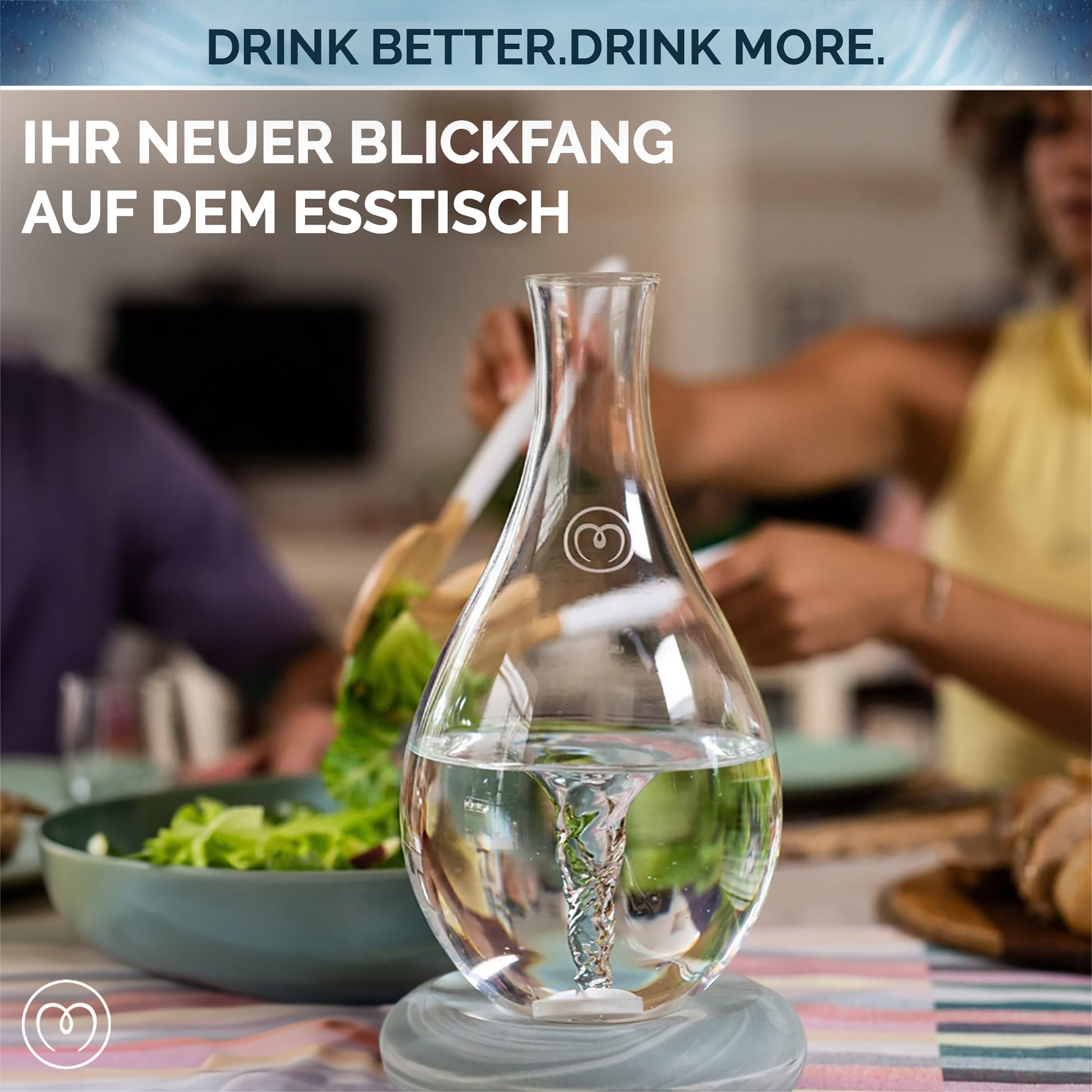 Glas-Karaffe mit Wirbelbewegung. Aufschrift: Drink Better. Drink More. Text: Ihr neuer Blickfang auf dem Esstisch. Logo.