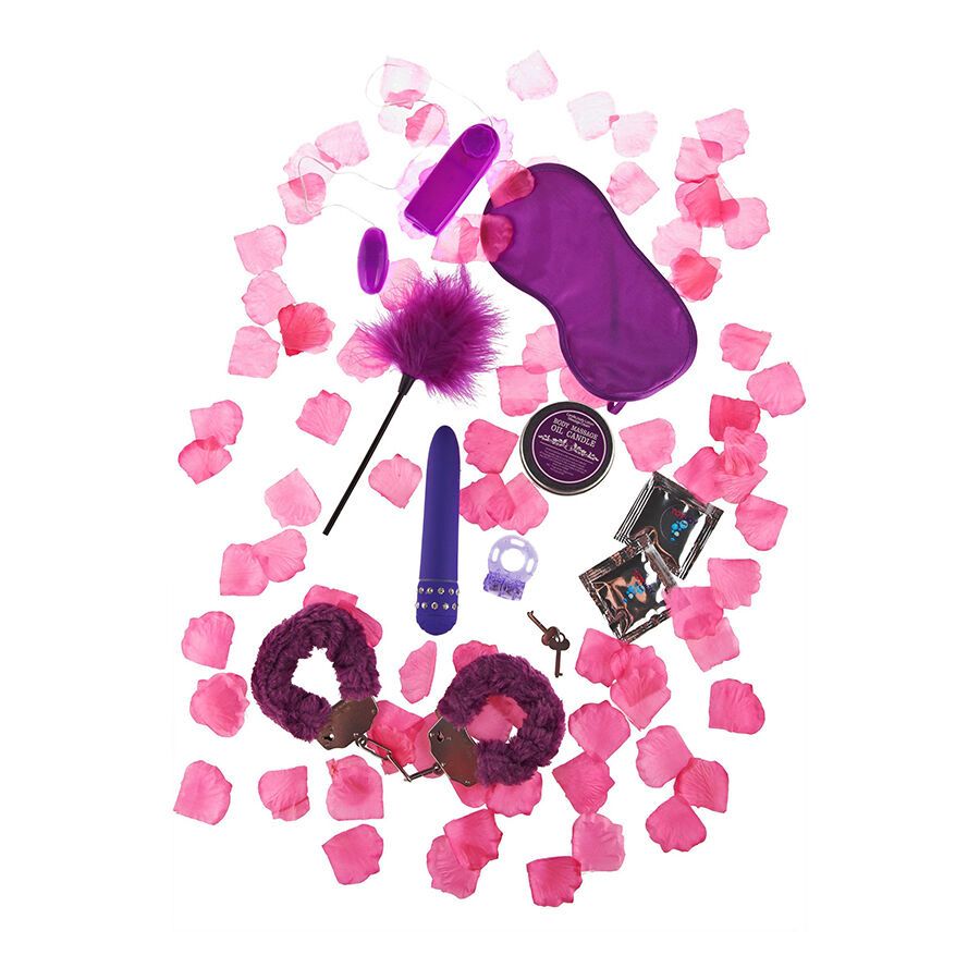 Verschiedene Intimprodukte, darunter Vibrator, Augenmaske, Fesseln und Kondome.