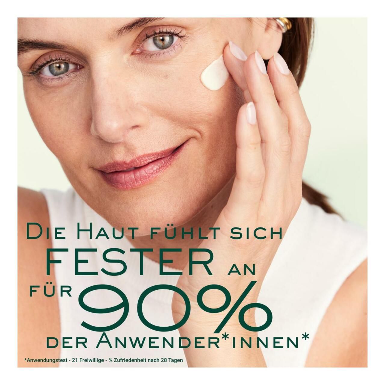 Frau berührt ihr Gesicht. Text: Die Haut fühlt sich fester an für 90% der Anwender*innen.