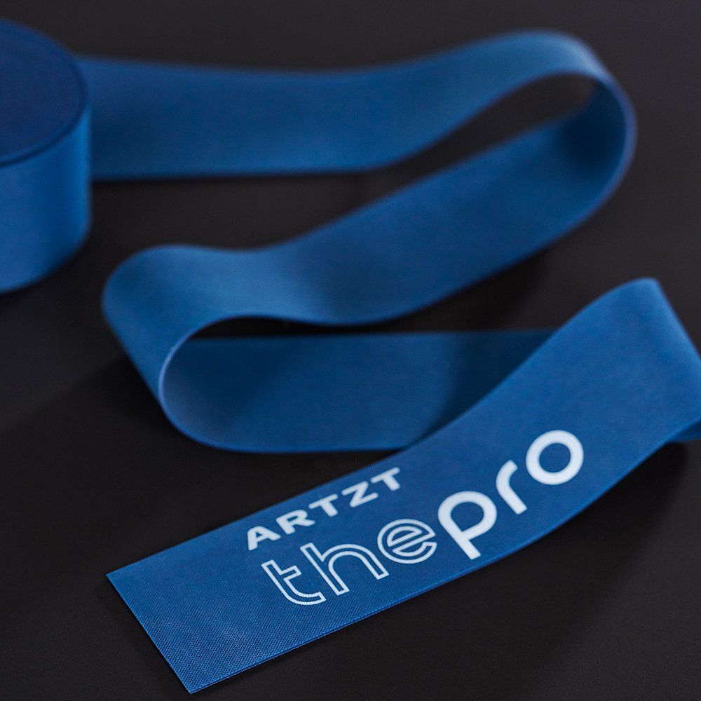 Artzt Thepro Flossband Plus, blau, aufgerollt und ausgebreitet.