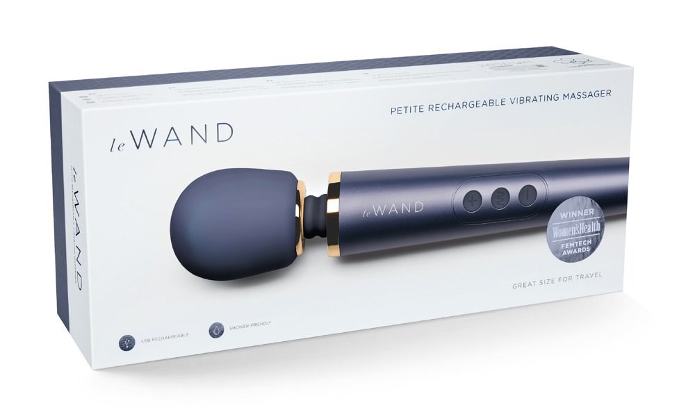 Verpackung mit blauem Wellness-Produkt. Aufschrift "Le Wand" und "Petite Rechargeable Vibrating Massager".