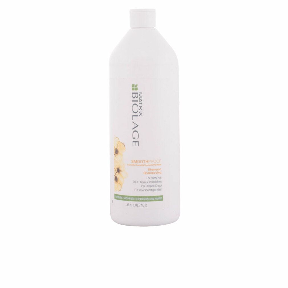 Weiße Shampoo-Flasche mit grünen und gelben Etiketten. BIOLAGE und SMOOTHPROOF-Schriftzug sind sichtbar. Flasche steht aufrecht.