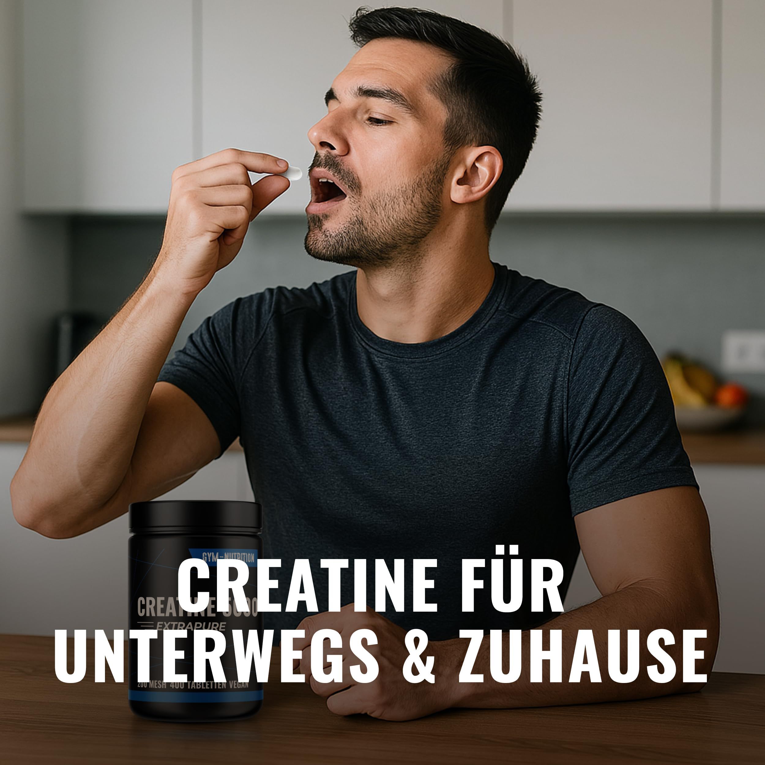 Mann nimmt Tablette ein. Dose mit Aufschrift CREATINE. Text: CREATINE FÜR UNTERWEGS & ZUHAUSE. Gym-Nutrition Logo.