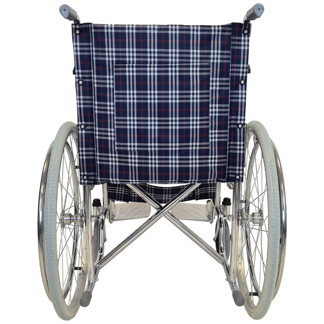 Rollstuhl von vorne. Karierte Rückenlehne, Metallrahmen, große Räder und kleine Vorderräder.