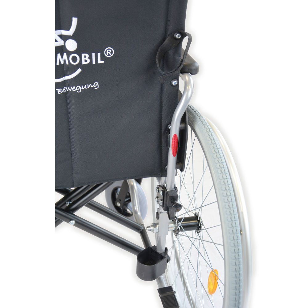 Trendmobil Lexis Light Rollstuhl. Detailansicht: Rad, Fußstütze, Rückenlehne mit Logo.