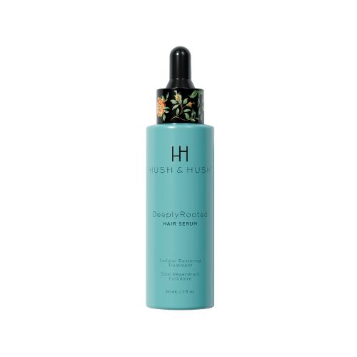 Türkisfarbene Flasche mit schwarzem Deckel. Auf der Flasche steht "HUSH & HUSH DeeplyRooted Hair Serum".