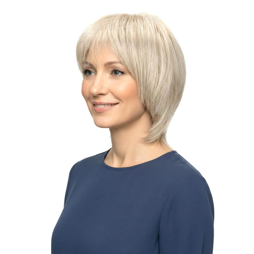 Kurzhaarperücke, hellblond, mit Pony, seitliche Ansicht einer Frau. Die Perücke bedeckt den Kopf.