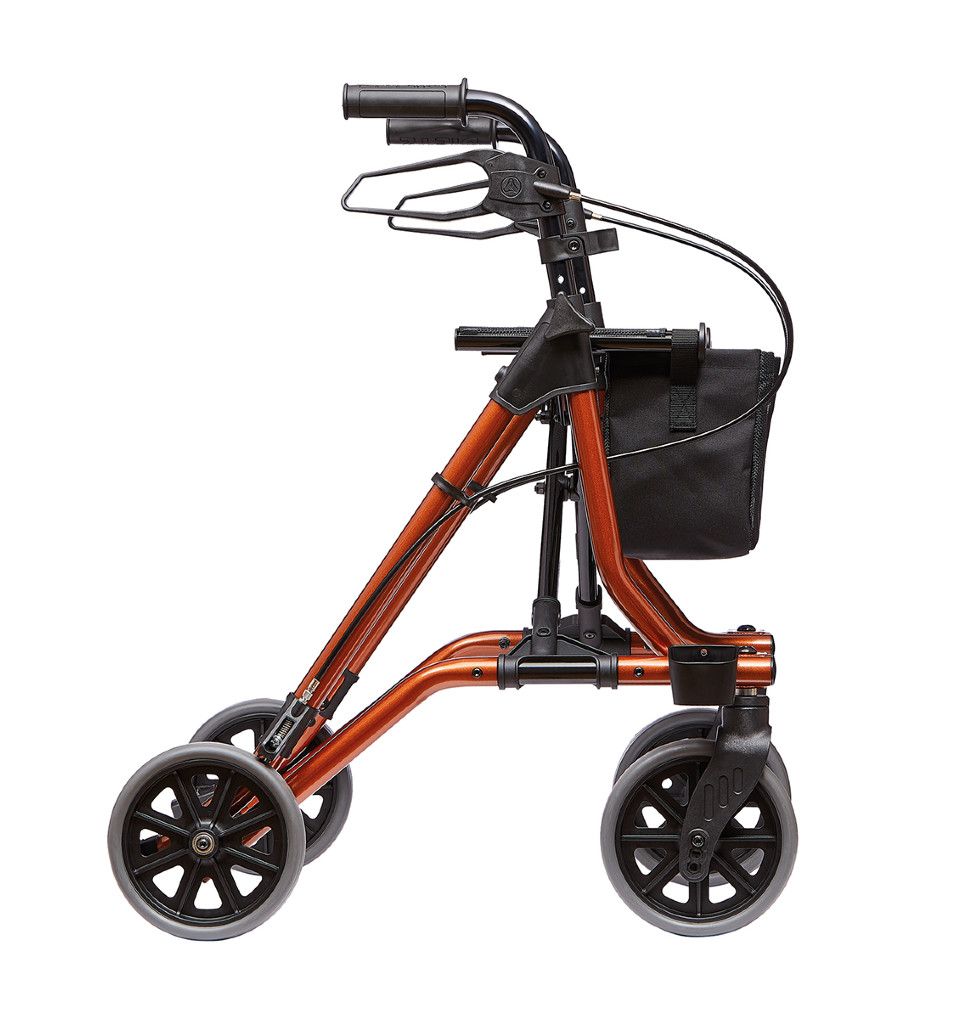 Orangefarbener Rollator mit vier Rädern, Griffen, Sitz und schwarzer Tasche.
