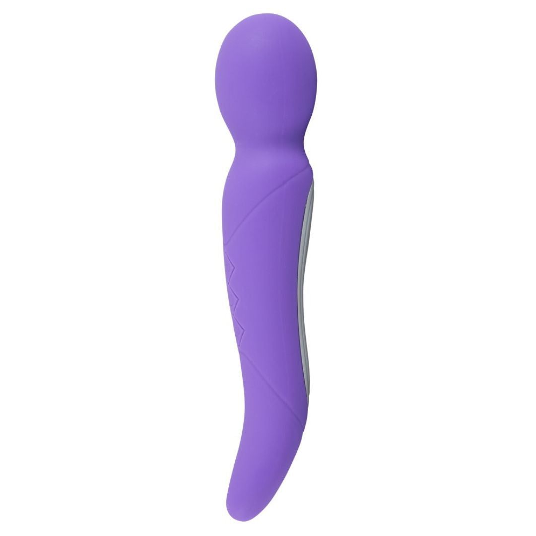 Lila Vibrator mit geschwungener Form. Oberfläche mit diagonalen Linien. Grauer Akzent auf der Rückseite.