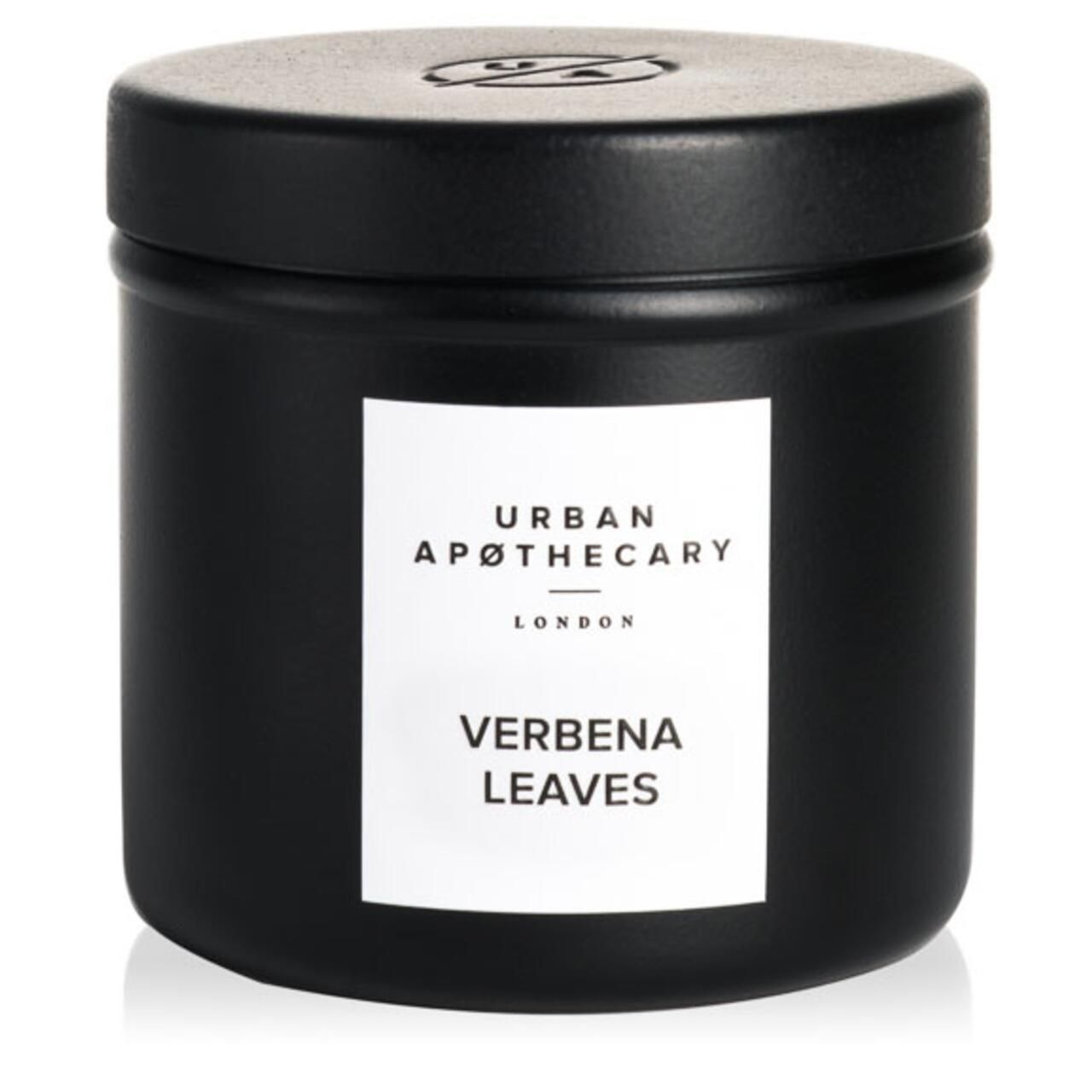 Schwarze Kerze in Dose mit Deckel. Weißes Etikett mit "Urban Apothecary" und "Verbena Leaves".