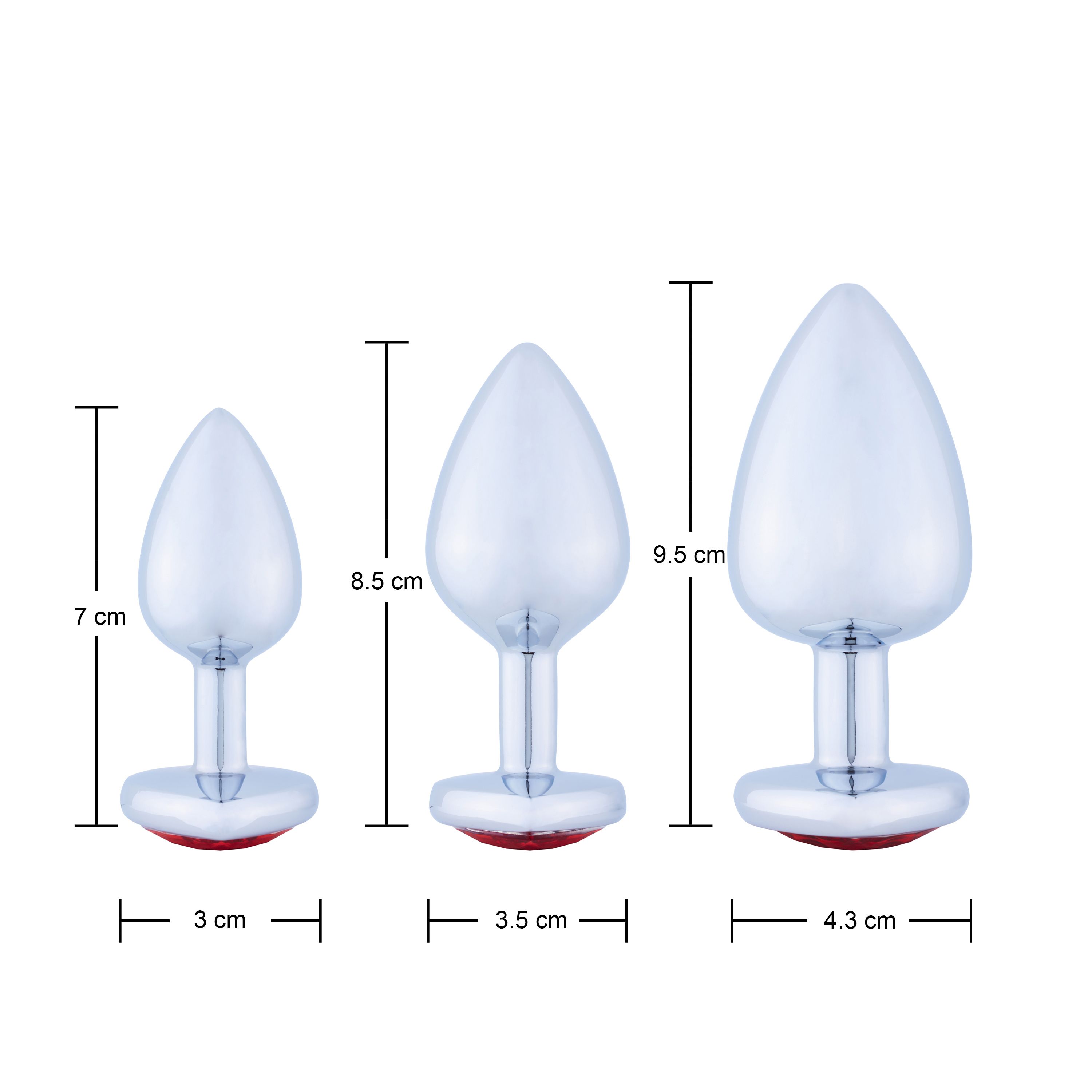 Drei metallische Analplugs mit Größenangaben. Kegelförmig, mit roter Basis.