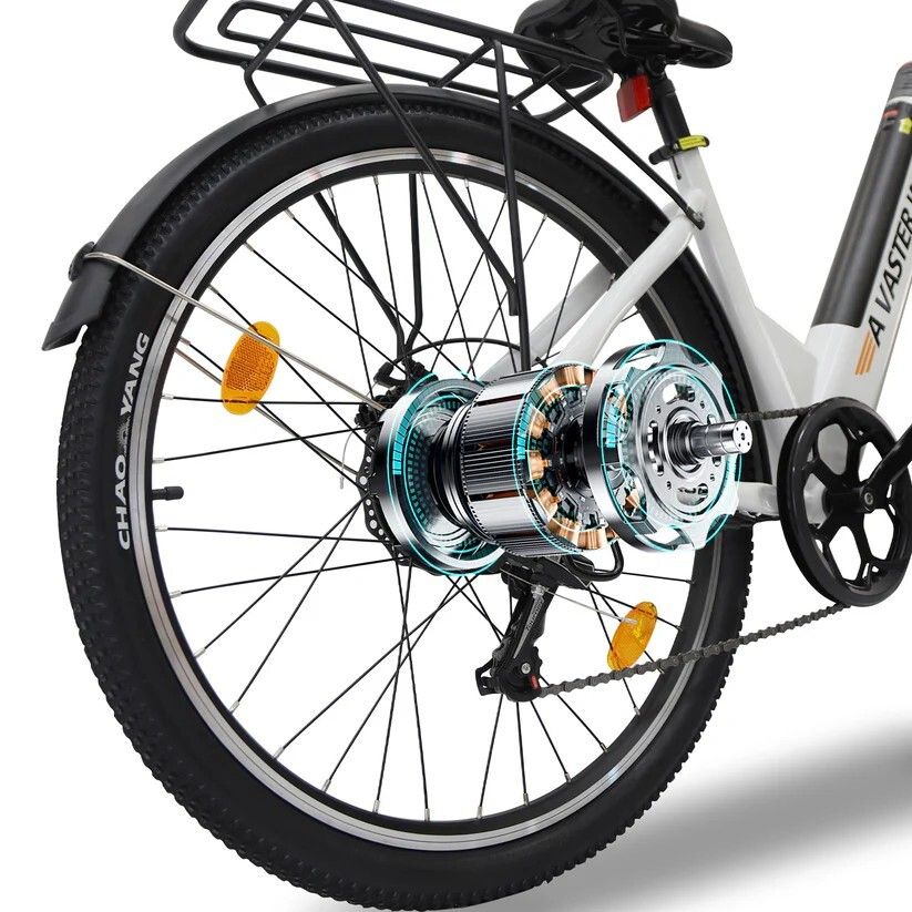 Nahaufnahme des Hinterrads eines weißen Elektrofahrrads. Motor, Bremsscheibe und Gepäckträger.