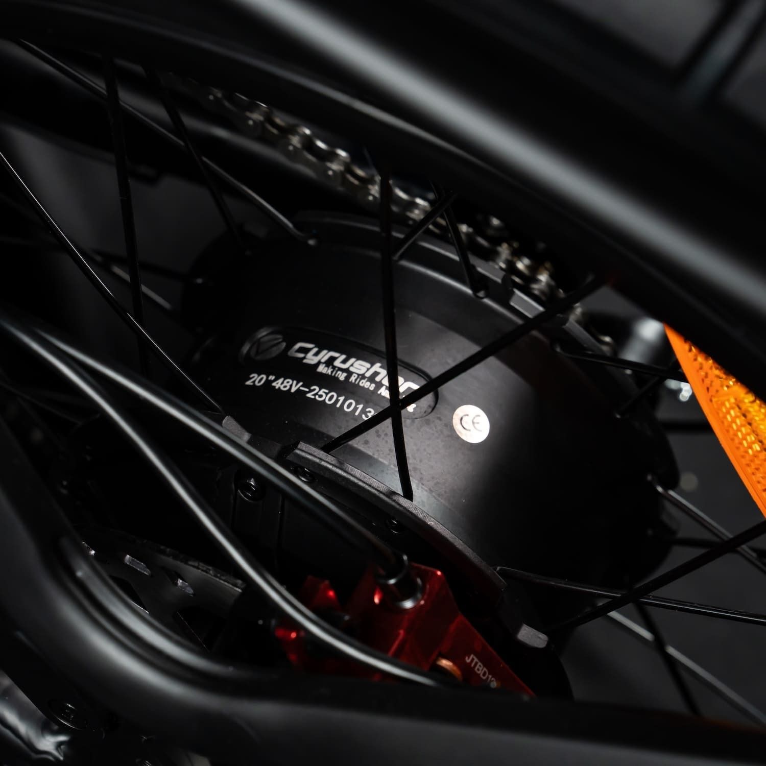 Nahaufnahme des Hinterrads mit Motor. Auf dem Motor ist die Aufschrift Cyrusher zu sehen.