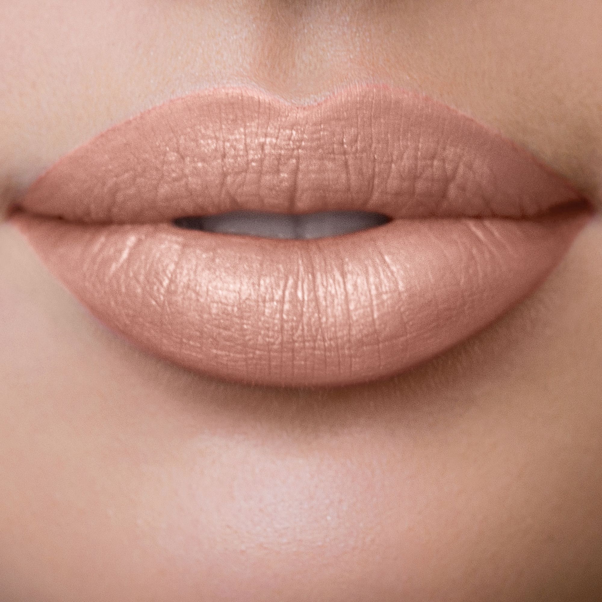 Nahaufnahme von Lippen, bedeckt mit rosafarbenem Lippenstift. Glänzendes Finish.