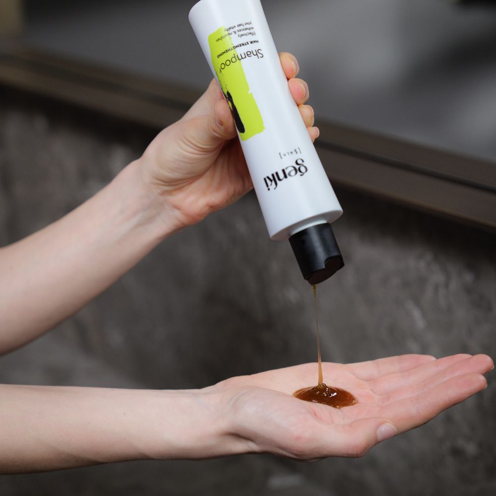 Shampoo wird in die Hand gegossen. Braune Flüssigkeit. Genki-Logo und Produktbezeichnung auf der Flasche.
