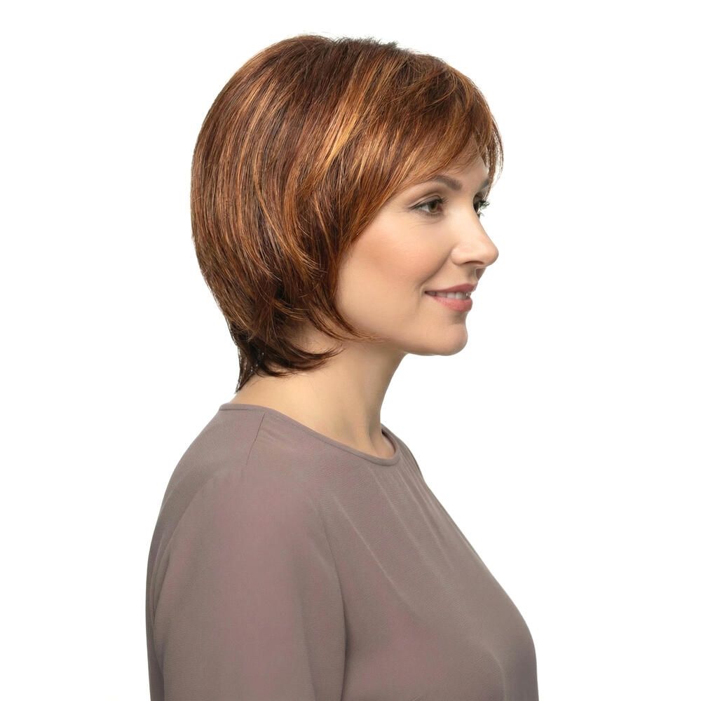Perücke Sabine von Lofty. Kurze, rotbraune Kunsthaarperücke mit Pony. Frau mit Perücke, Seitenansicht.