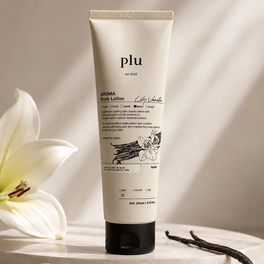 PLU Aroma Körperlotion Lilie & Vanille Tube neben einer Lilie und Vanilleschoten auf einem Steinpodest.