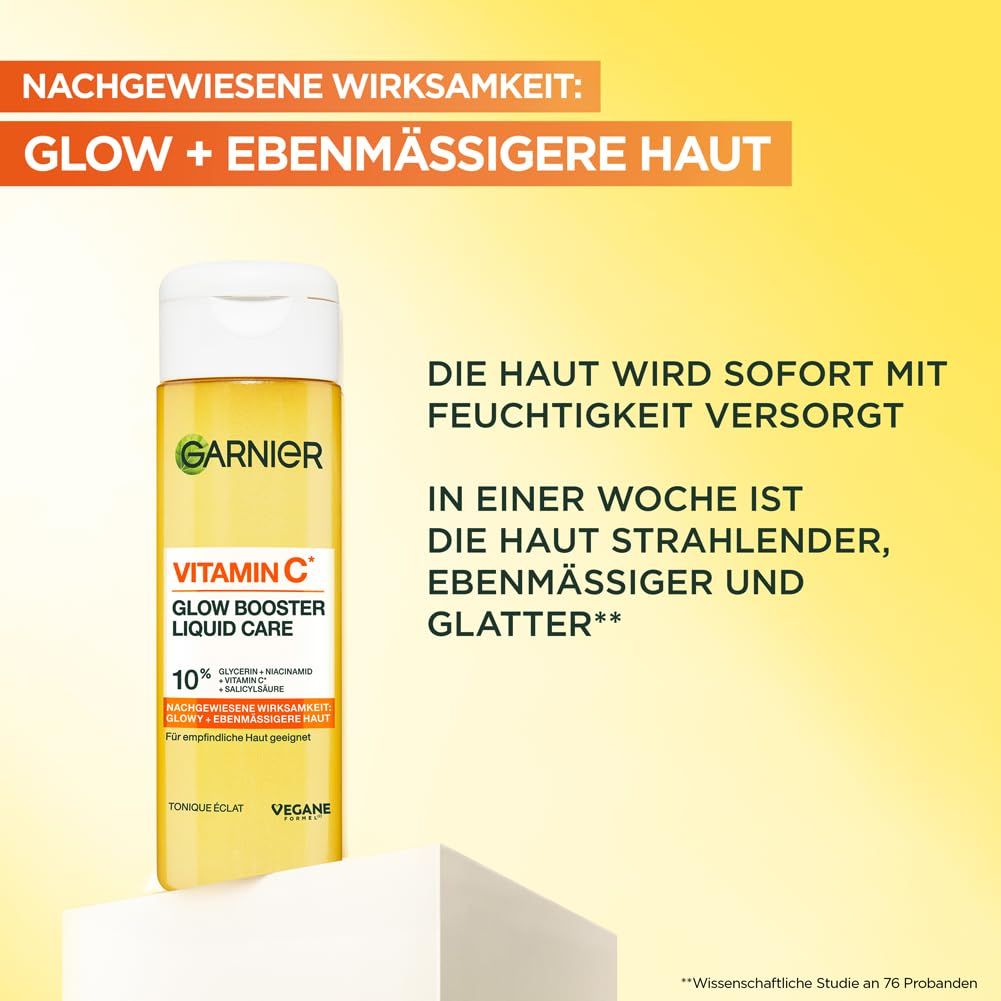 Garnier Vitamin C Glow Booster Liquid Care. Flasche vor gelbem Hintergrund. Text: Glow + ebenmäßigere Haut. In einer Woche strahlendere Haut.