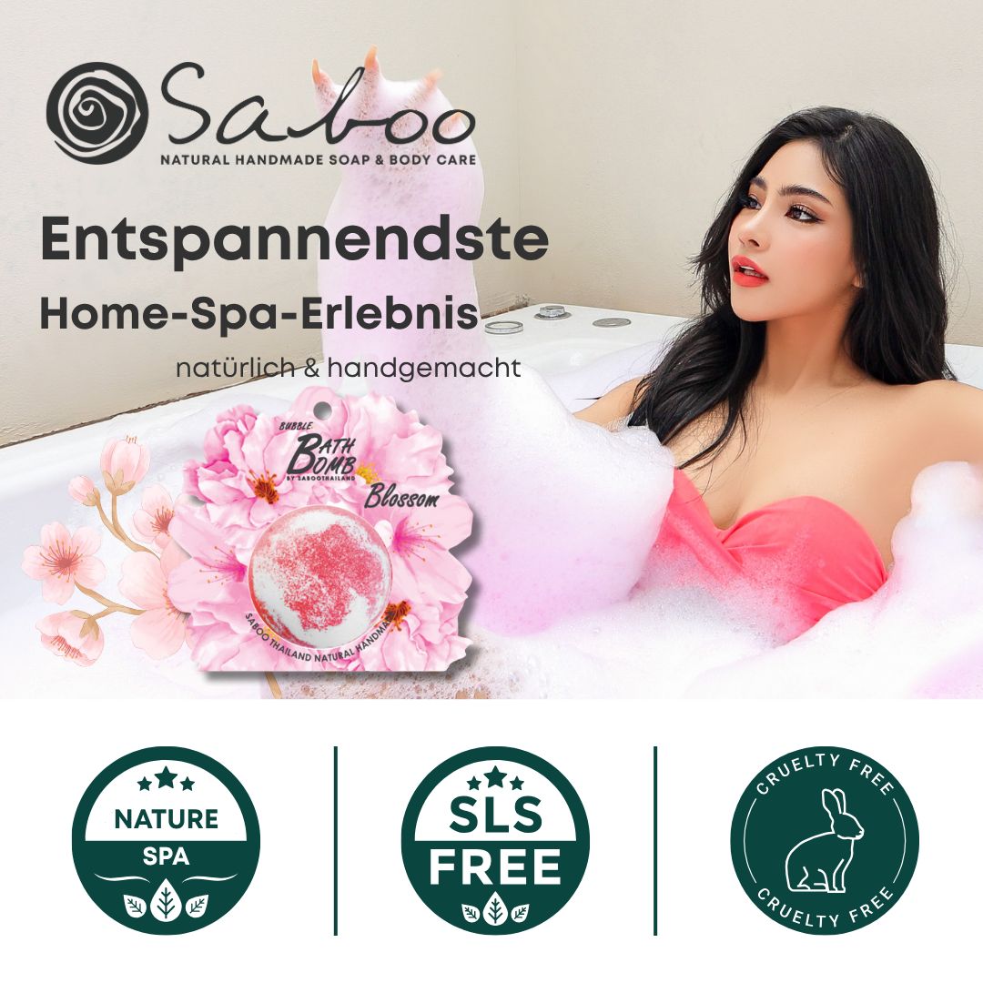 Frau in Badewanne mit Schaum. Badbombe mit Blütenmotiv. Logos: Nature Spa, SLS Free, Cruelty Free.