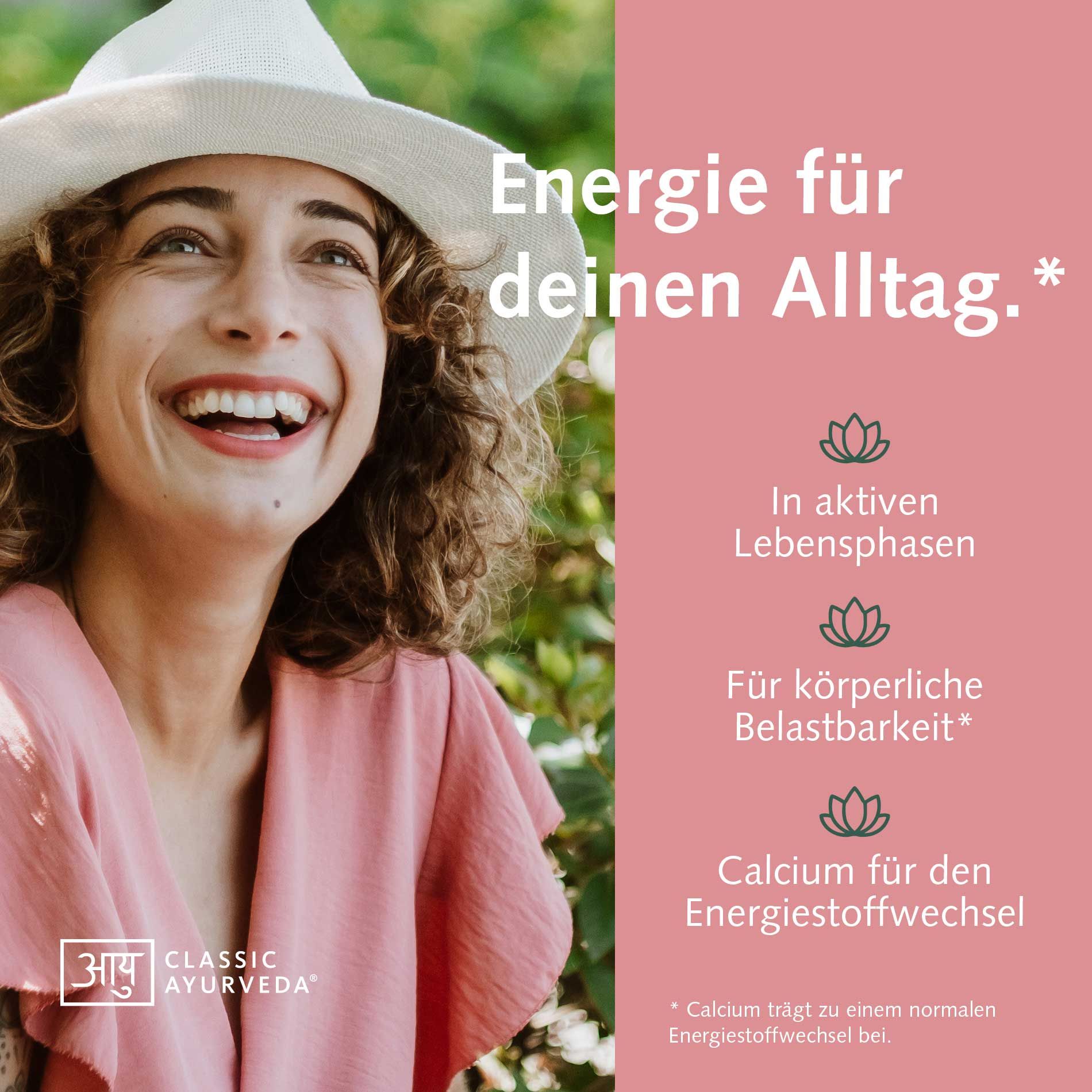 Frau mit Hut lächelt. Text: Energie für deinen Alltag. Classic Ayurveda Logo. Text: Calcium für den Energiestoffwechsel.