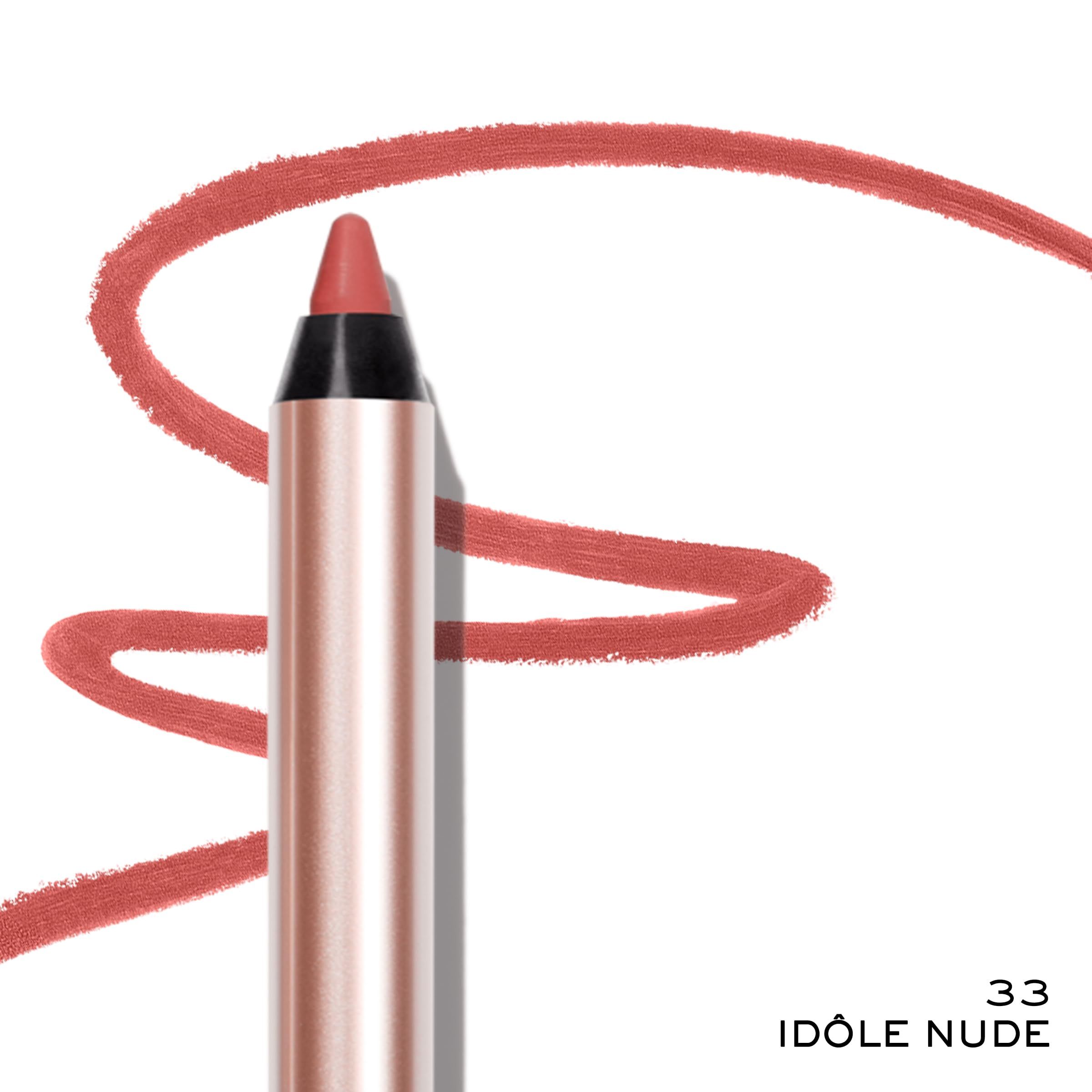 Nahaufnahme eines Lancôme Lip Idôle Liner. Der Stift ist rosa-goldfarben mit roter Spitze. Daneben ein Lippenstrich.