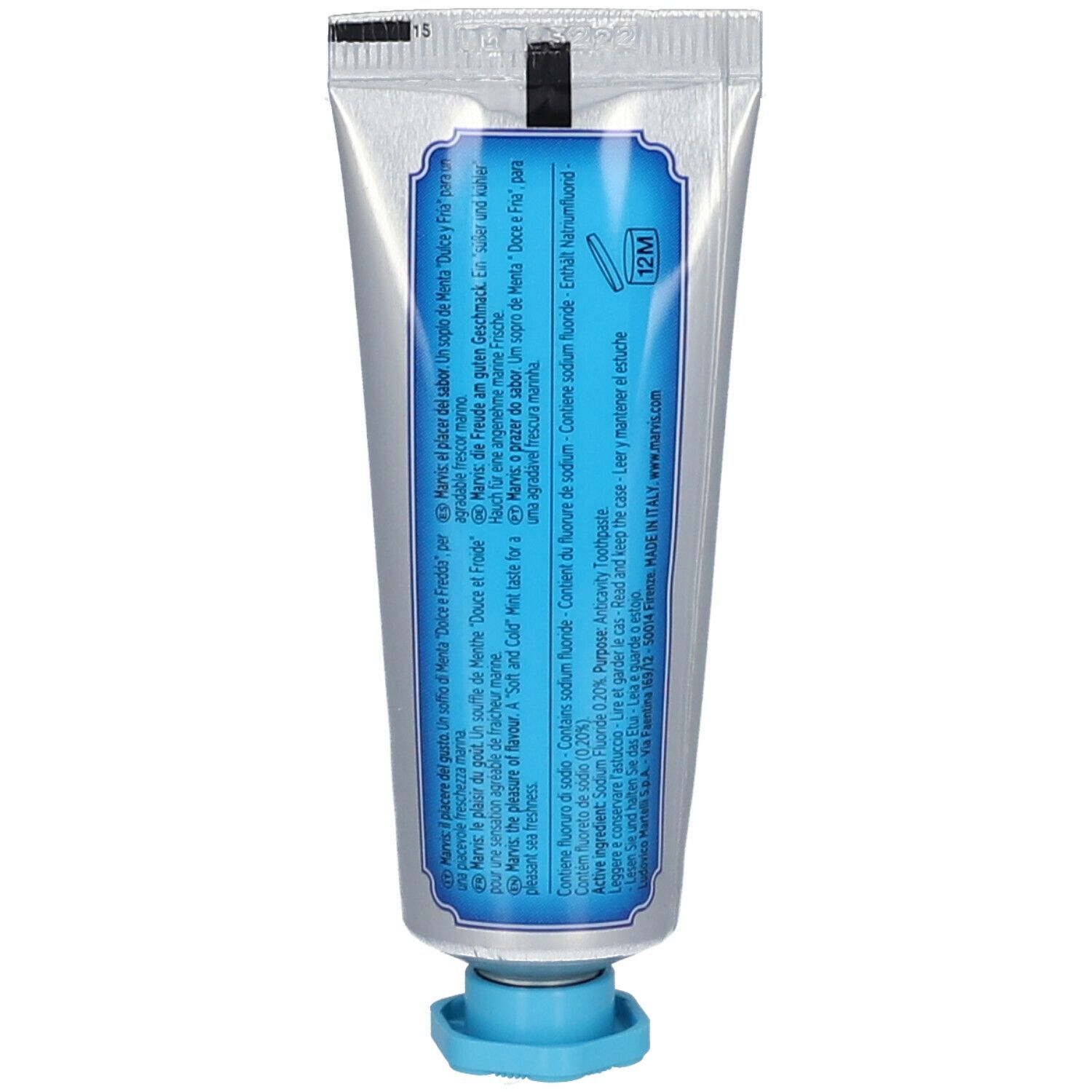 Dos du tube de dentifrice. Tube argenté avec étiquette bleue. Texte multilingue. Contient du fluorure.