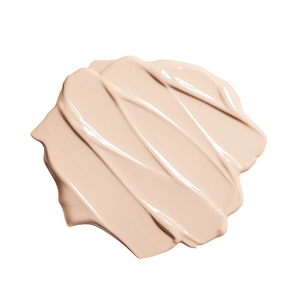 Helle BB-Creme-Textur mit Streifen auf weißem Hintergrund.