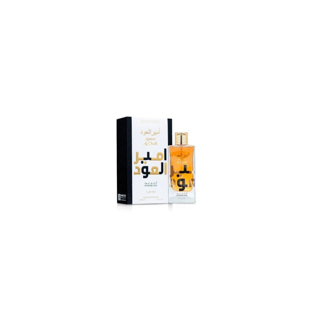 Parfümflasche und Verpackung. Flasche mit goldfarbenem Verschluss, brauner Flüssigkeit und goldfarbenem Schriftzug. Verpackung weiß mit schwarzem Rand.