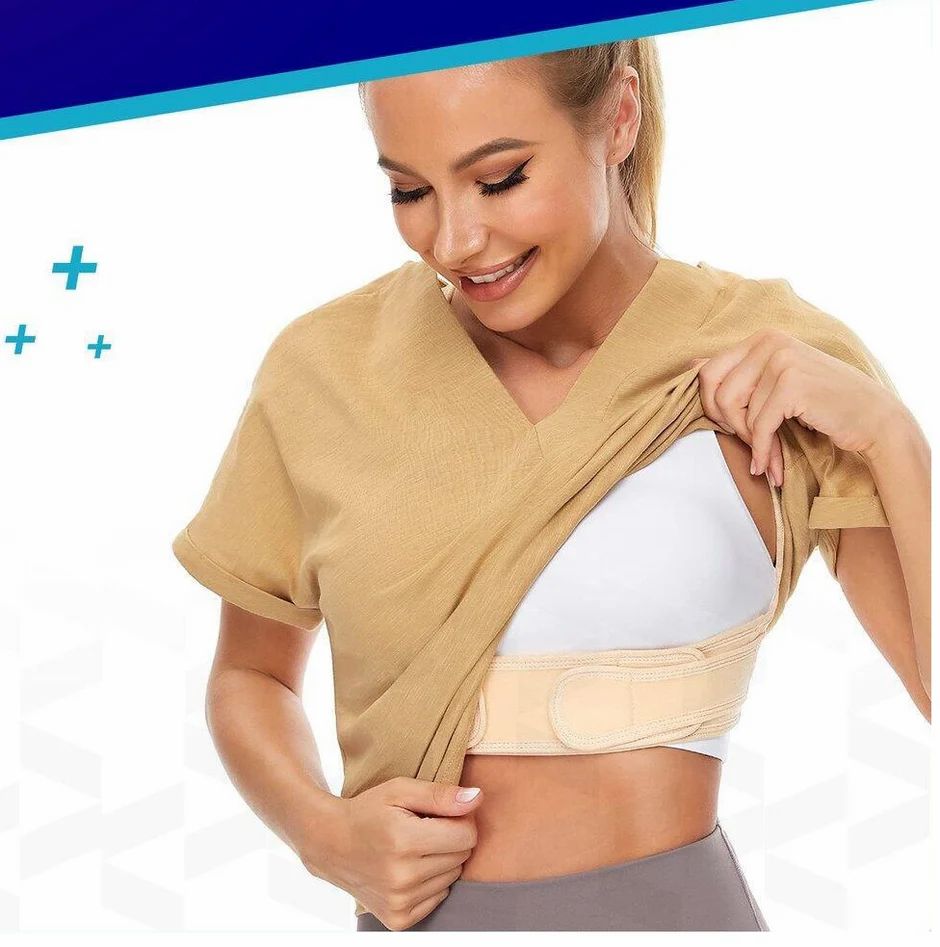 Frau trägt beige Rückenstütze unter einem Hemd. Verstellbare Gurte und Riemen. Beige Farbe.