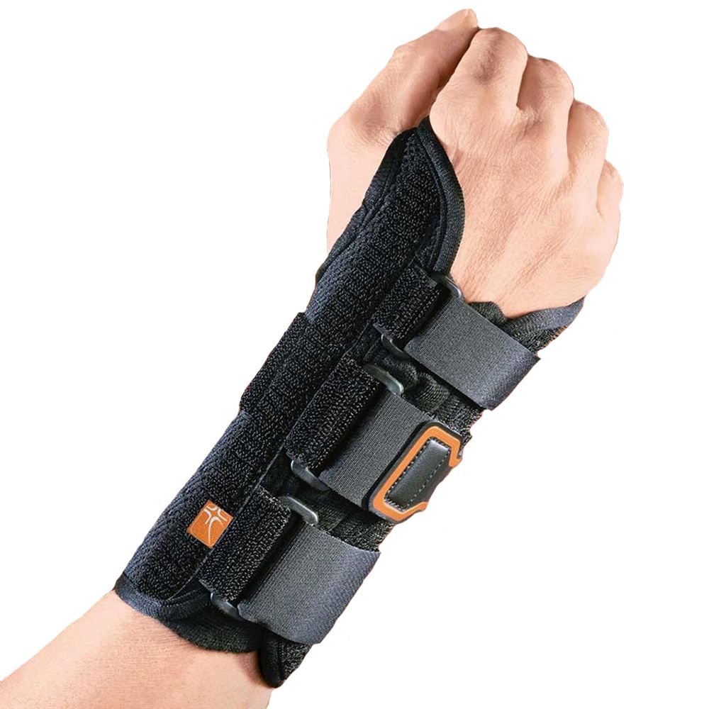 Handgelenkstütze. Schwarz mit Klettverschlüssen und orangefarbenen Akzenten. Auf Hand getragen.