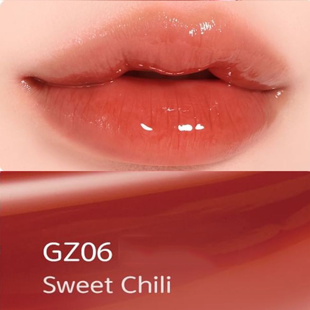 Nahaufnahme von Lippen mit glänzendem, rotem Lipgloss. Unterhalb: "GZ06 Sweet Chili".