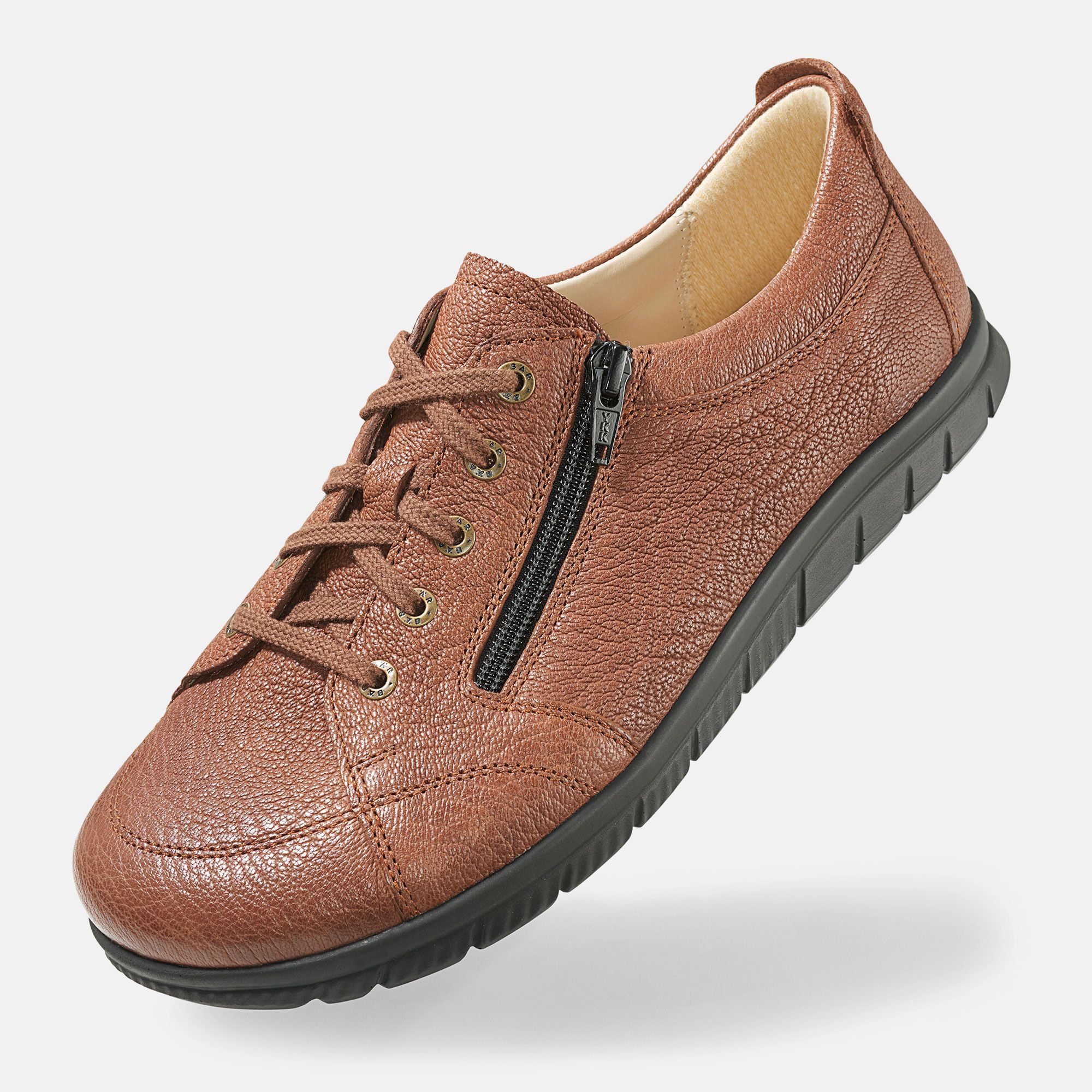 Brauner Schnürschuh mit Reißverschluss. Breite Passform. Schwarze Sohle. Schuh schräg von der Seite.
