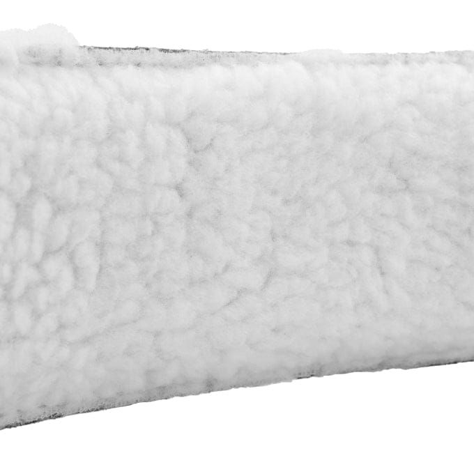 Nahaufnahme der Innenseite einer Fußschlaufe. Weiches, weißes Material. Textil. Detailansicht.