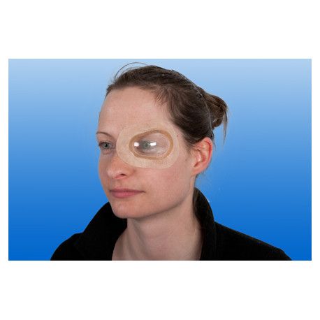 Frau mit Augenverband. Der Verband bedeckt das Auge und die umliegende Haut. Transparenter Einsatz.