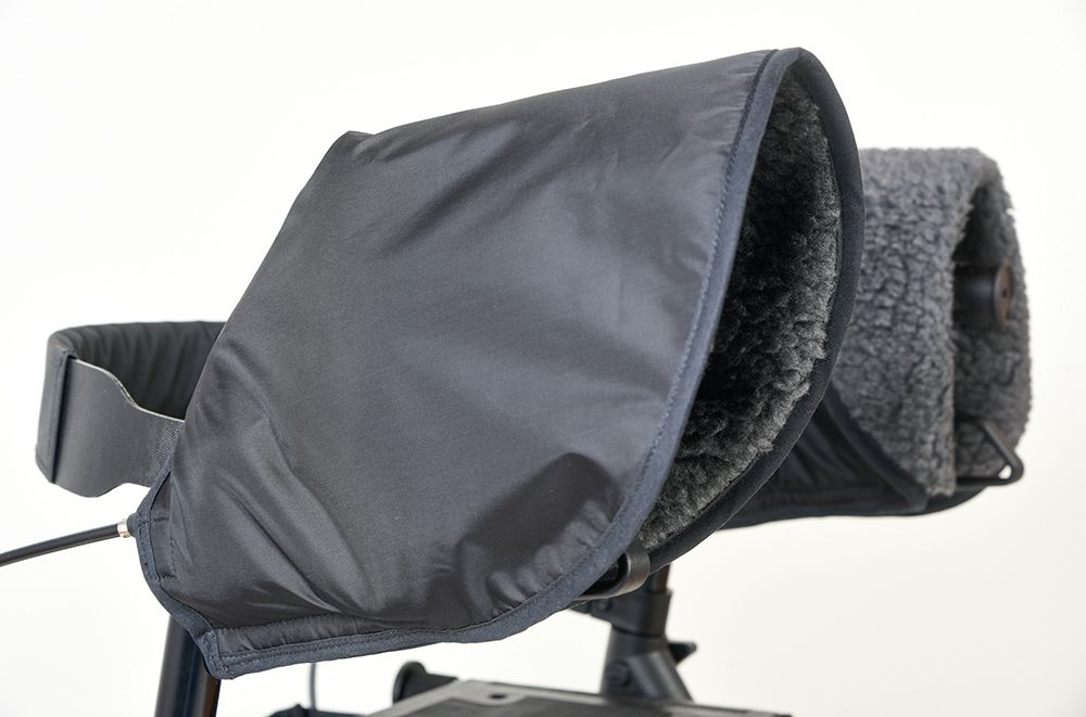 Schwarzer Handwärmer mit grauem Fellfutter am Rollator. Außenmaterial, Detailansicht.