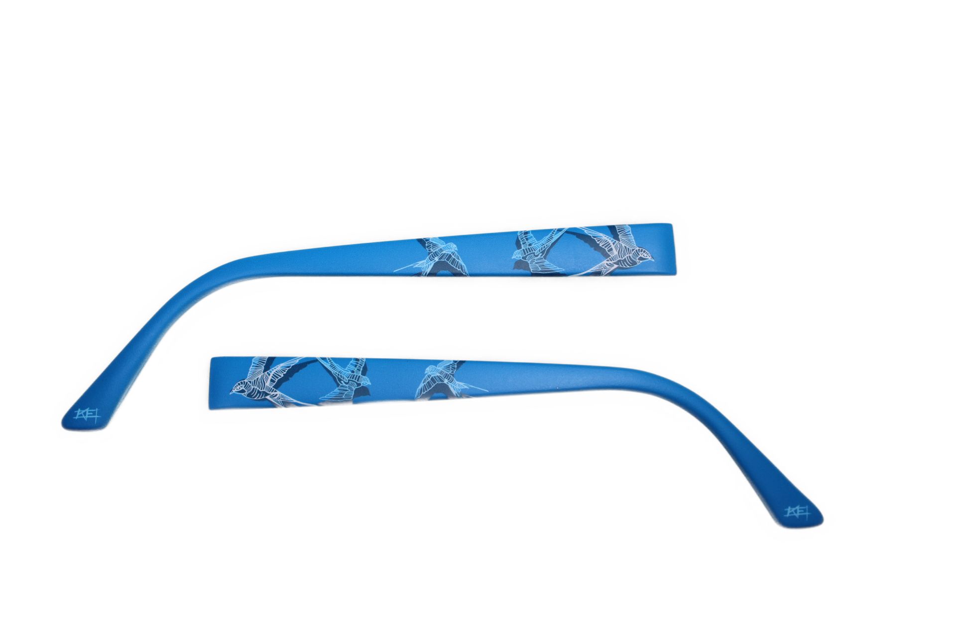 Zwei blaue Brillenbügel mit Muster. Die Bügel sind gebogen und haben ein Muster auf der Oberseite. Auf einem Bügel ist eine kleine Markierung.