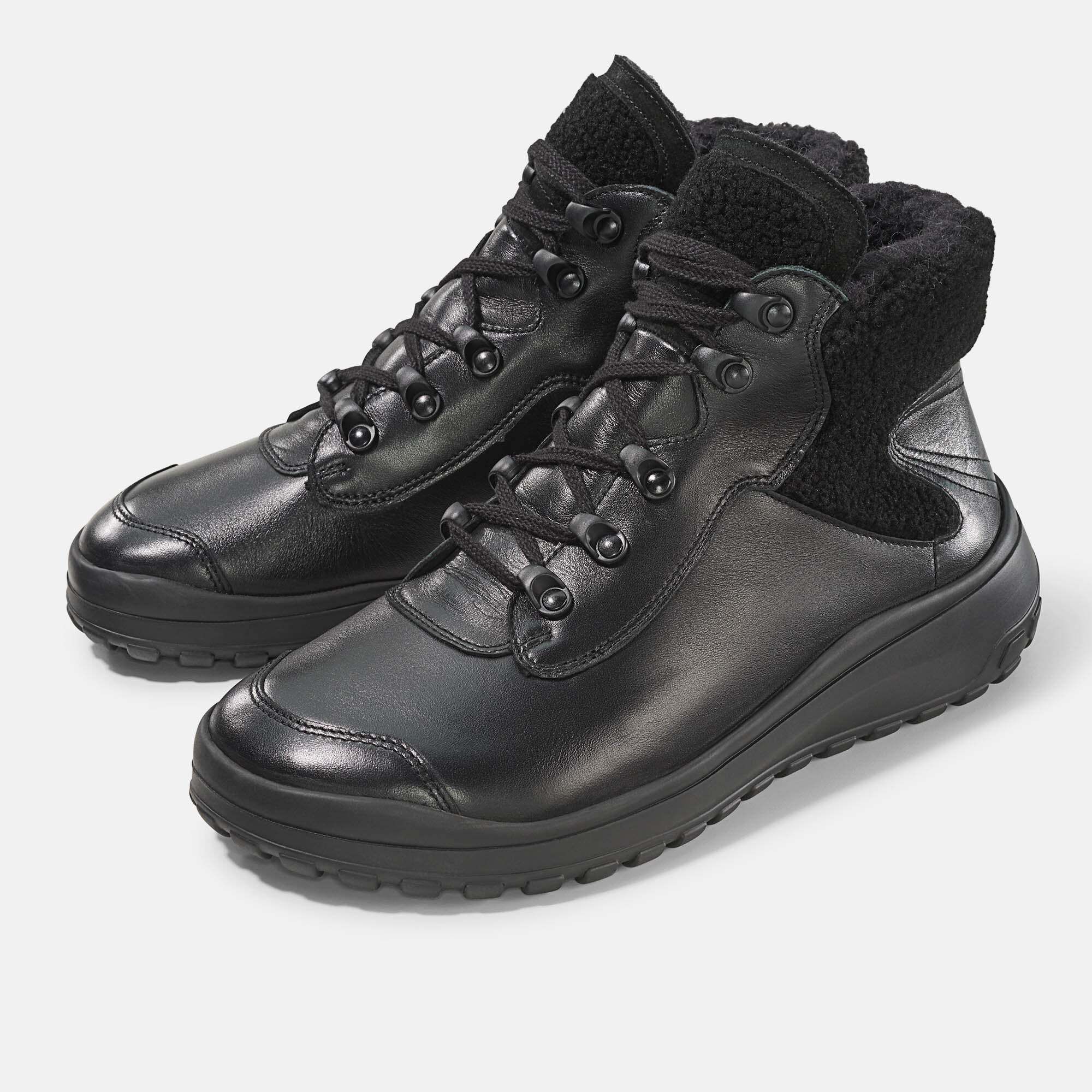 Schwarze Lederstiefel mit Schnürung und Fleecefutter.
