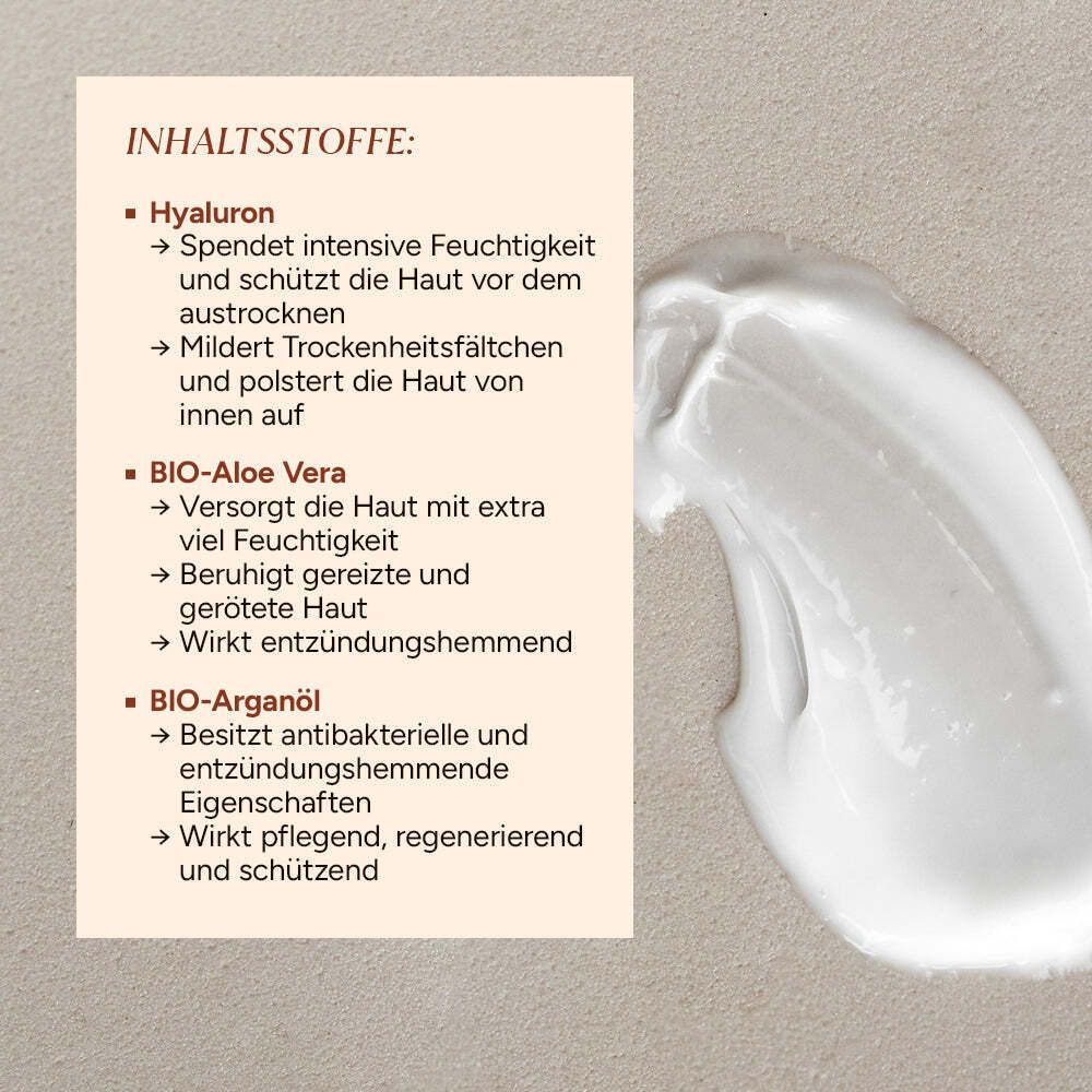 Creme auf heller Oberfläche. Text: Inhaltsstoffe: Hyaluron, Bio-Aloe Vera, Bio-Arganöl. Wirkung beschrieben.