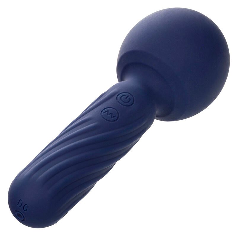 Blauer Vibrationsmassager mit Rundkopf und gewelltem Griff. Zwei Knöpfe. Auf weißem Hintergrund.