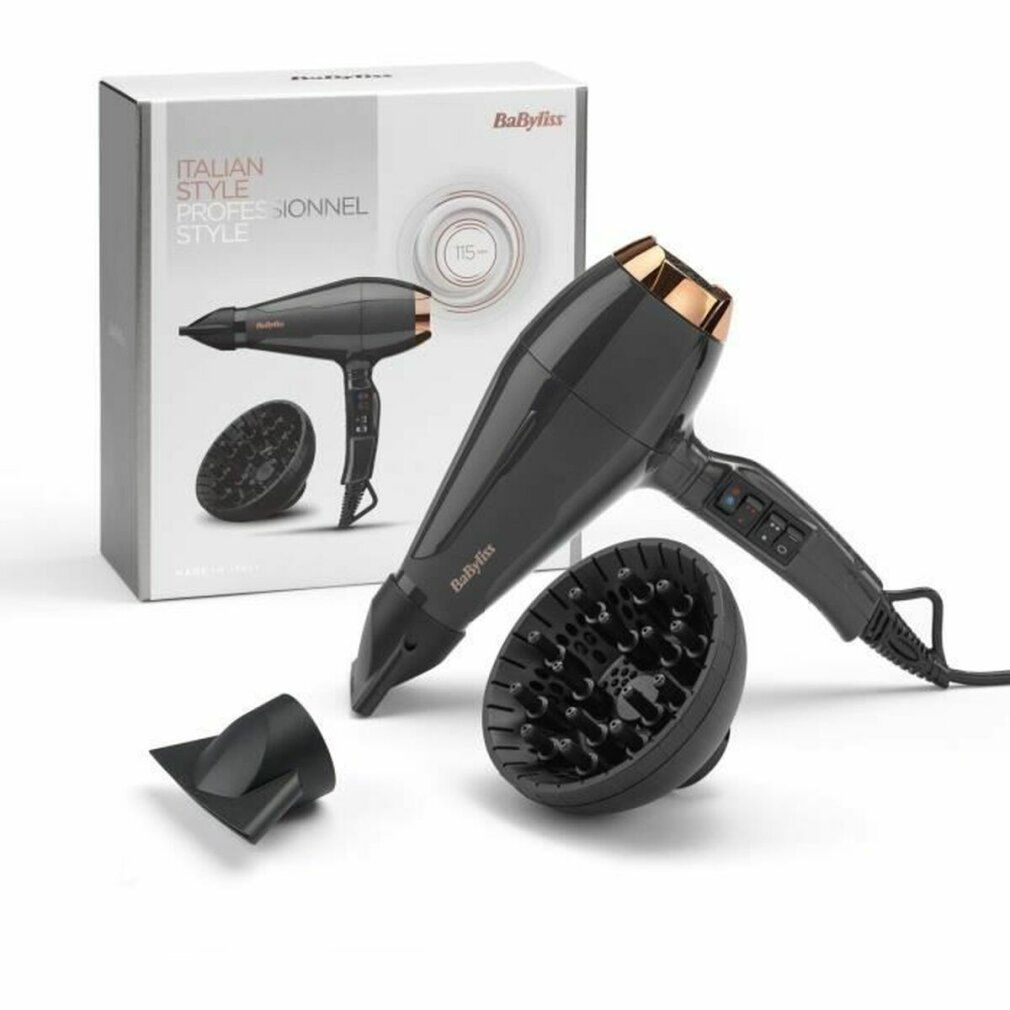 Haartrockner in Verpackung. Marke BaByliss. Zubehör: Diffusor und Düse. Text: Italian Style.