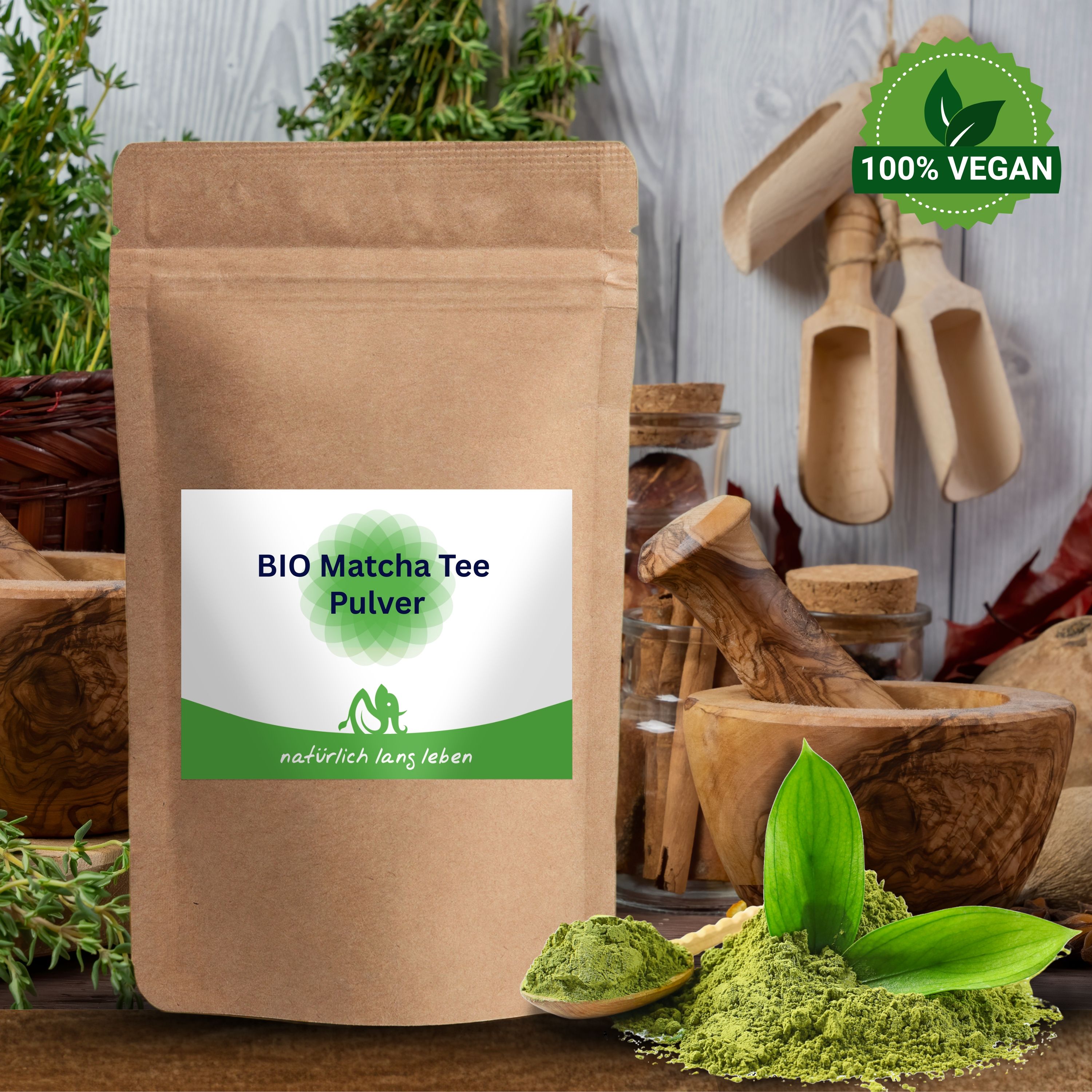 Etikett mit Text und Nährwerttabelle. Aufschrift: BIO Matcha Pulver. Zutaten, Zubereitung, Logo und Schriftzug: natürlich lang leben.