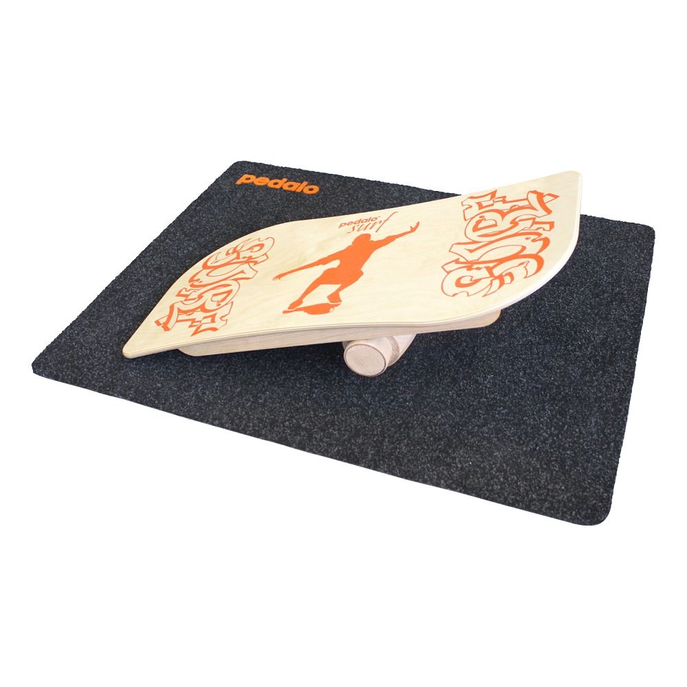 Balance Board aus Holz mit orangefarbenen Grafiken und Schriftzug. Liegt auf einer schwarzen Matte mit Logo.